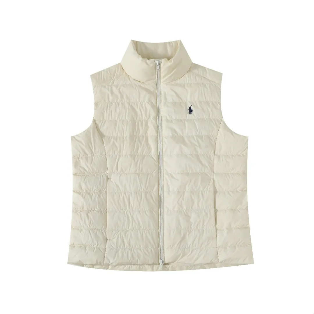 P370 #R55 Ralph Laura's classic thin down vest. The milky white color is really exciting at first sight. It's soft, waxy and white, instantly breaking the dullness of autumn and winter! Navy blue, retro college style soul, more special than black, more retro than white! It’s a bookish color! Pair it with a sweater or sweatshirt of the same color to complete the American retro feel! Classic, durable and elegant, it’s a style you can’t go wrong with if you close your eyes! The classic black cool and versatile king, the anchor of your wardrobe! Invincible slimming! Super versatile! The scheming version will look good on whoever wears it! Small sisters can wear it to show off their proportions without weighing them down ~ Even fat sisters can wear it with confidence, and the effect of hiding body fat is great! The inside is also very durable: 90% high-quality white duck down, 150g filling, the key is to be light and warm! It’s not burdensome to wear at all~ The inside is also treated with anti-slip velvet treatment, and the details are perfect! The classic pony logo is the finishing touch and adds a sense of sophistication. This winter, it can really make you warm and beautiful!  Color: Creamy White Black Navy Size: S M L XL Length: 63 64 65 66 Bust: 110 114 118 122 Shoulder Width: 41 42 43 44